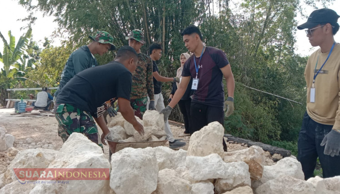 TMMD ke-125: TNI, Mahasiswa, dan Warga Bangun Jembatan di Desa Kramat