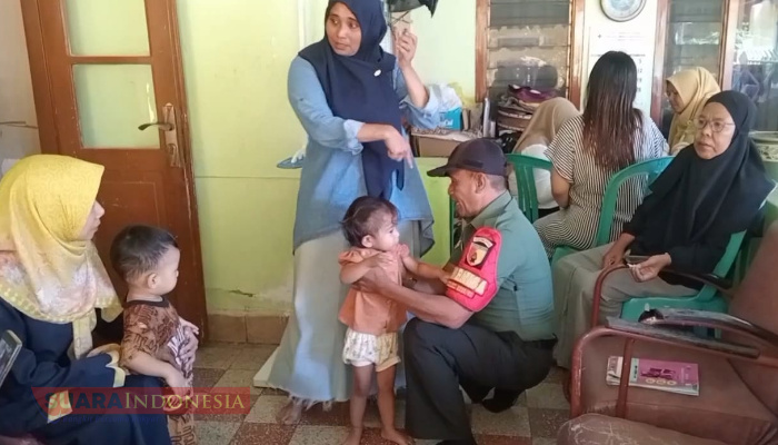 Sertu Jufriadi Dampingi Kegiatan Posyandu untuk Tingkatkan Kesehatan Balita di Gladak Anyar