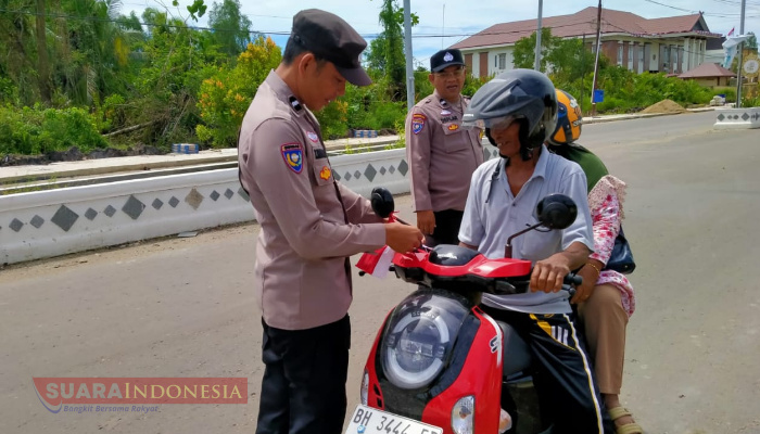 Sambut HUT ke-80 RI, Polres Tanjab Barat Bagikan Ratusan Bendera Merah Putih