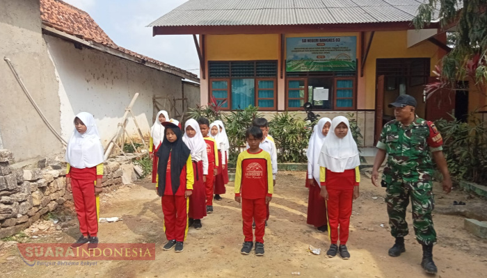 Babinsa Taraban Latih PBB Siswa SDN Taraban Sambut HUT RI ke-80