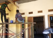 Program RTLH, Satgas TMMD ke-125 Lakukan Pengecatan Rumah Warga di Desa Kramat