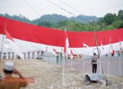 Saka Merah Putih Raksasa Berkibar Di Objek Wisata Pante Bahagia Aceh Utara