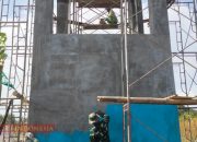 Satgas TMMD Bersama Warga Rampungkan Pengecatan Tandon Air di Desa Kramat