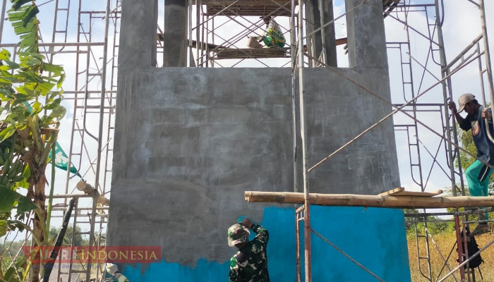 Satgas TMMD Bersama Warga Rampungkan Pengecatan Tandon Air di Desa Kramat