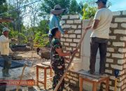 Babinsa Batumarmar Bantu Warga Bangun Jamban Sehat