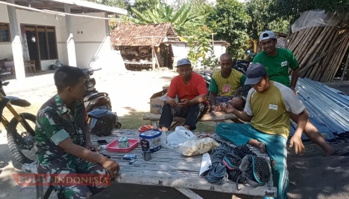 Babinsa Koramil 0826-06 Pademawu Jalin Komsos dengan Warga Desa Tambung