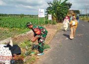 Babinsa Desa Dasok Ajak Warga dan Mahasiswa Gelar Kerja Bakti Bersihkan Sampah di Jalan Raya