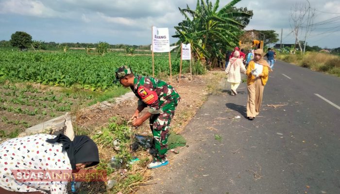 Babinsa Desa Dasok Ajak Warga dan Mahasiswa Gelar Kerja Bakti Bersihkan Sampah di Jalan Raya