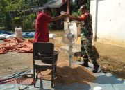 Babinsa Koramil 0826-01 Pamekasan Bantu Warga Bersihkan Gabah Kering 12 Babinsa Koramil 0826-01 Pamekasan Bantu Warga Bersihkan Gabah Kering