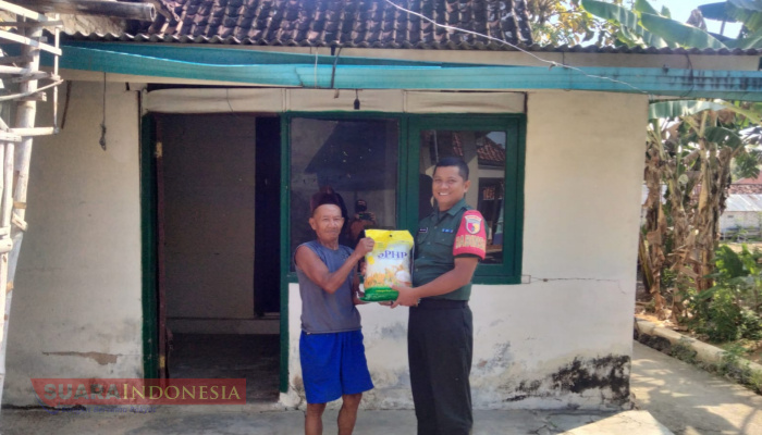 Babinsa Tentenan Timur Salurkan Bantuan Beras untuk Warga Kurang Mampu 1 IMG 20250902 172244