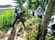 Babinsa Desa Baban dan Warga Gelar Kerja Bakti Bersihkan Saluran Air