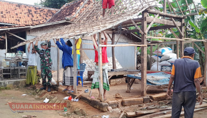 Babinsa Rangperang Daya Ikut Gotong Royong Pembongkaran Rumah Warga 1 IMG 20250909 114346