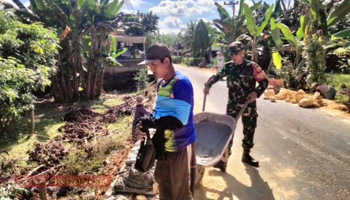 Babinsa Larangan Bantu Pembangunan Plengsengan di Desa Duko Timur