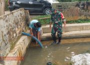 Babinsa Palalang Bantu Warga Salurkan Air untuk Pertanian