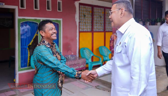 Bersama Menko AHY, Wamen ATR/BPN Serahkan Sertipikat Tanah untuk Warga Bengkulu