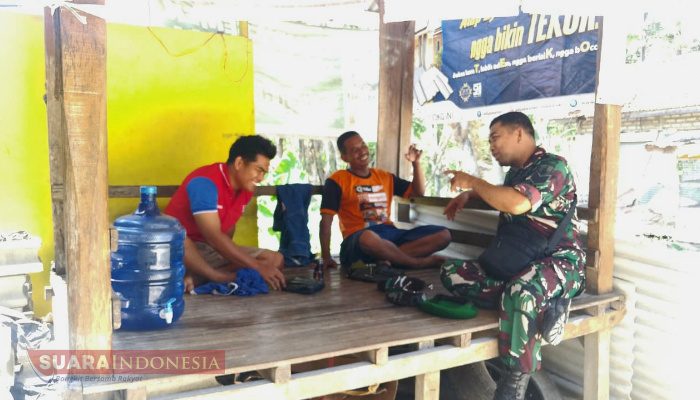 Babinsa Cenlecen Jalin Komsos dengan Warga untuk Perkuat Binter