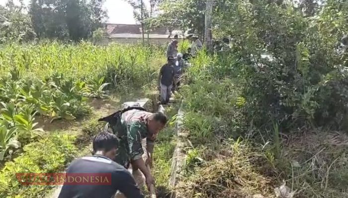Babinsa Banban Bersama Warga Gelar Karya Bhakti Bersihkan Saluran Irigasi