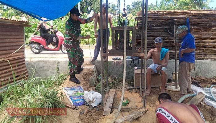 Babinsa Tentenan Timur Dampingi Pengeboran Sumber Air untuk Warga Kosabe