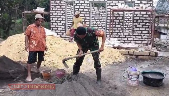 Babinsa Pegantenan Bantu Pembangunan Rumah Warga di Tebul Barat