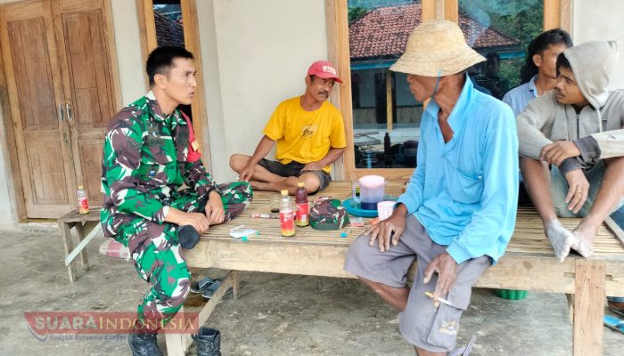 Babinsa Lesong Dajah Pererat Silaturahmi dengan Warga Lewat Komsos