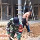 Babinsa Akkor Bantu Warga Bangun Teras Rumah, Wujudkan Kemanunggalan TNI dan Rakyat