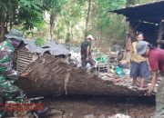 Babinsa Tobungan dan Warga Gotong Royong Bongkar Dapur Warga Binaan