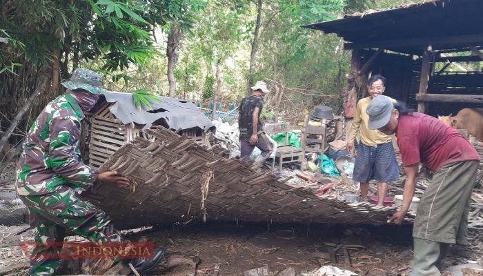 Babinsa Tobungan dan Warga Gotong Royong Bongkar Dapur Warga Binaan