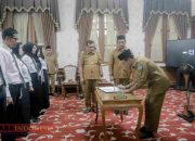 Bupati Pamekasan Lantik 8 PPPK, KH. Kholilurrahman Tekankan Komitmen dan Integritas