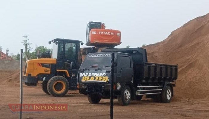 Warga Keluhkan Penimbunan Pasir di Pamekasan, Dinilai Cemari Lingkungan dan Bahayakan Pengguna Jalan