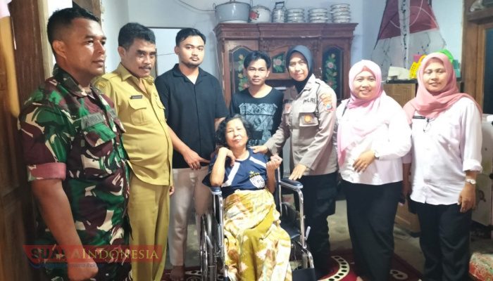 Keluarga Besar Brian dan Kapolsek Pakong Bantu Warga Penderita Stroke dengan Kursi Roda dan Sembako