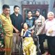 Keluarga Besar Brian dan Kapolsek Pakong Bantu Warga Penderita Stroke dengan Kursi Roda dan Sembako
