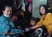 Ketua TP PKK Mamasa Salurkan Bantuan ke Warga Kalama