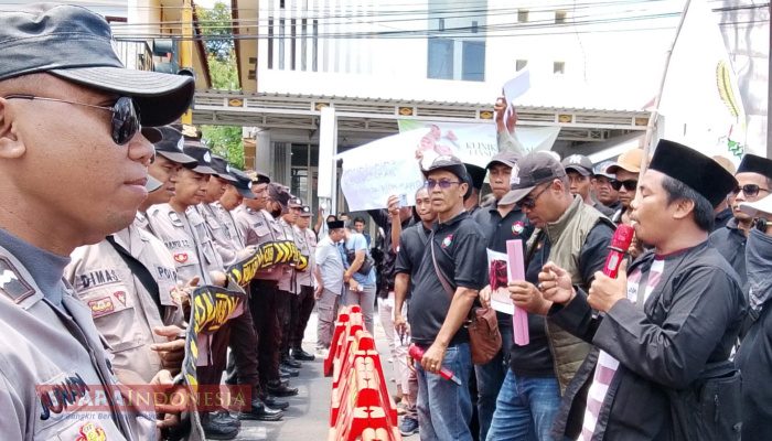 Formabes Sampang Demo RS Nindhita, Tuntut Pertanggung Jawaban Atas Dugaan Malpraktek 6 Formabes Sampang Demo RS Nindhita, Tuntut Pertanggung Jawaban Atas Dugaan Malpraktek