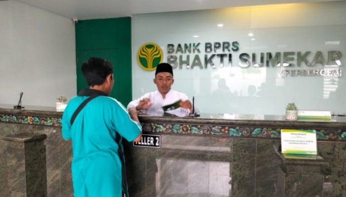 Peringati Hari Santri Nasional 2025, Pegawai BPRS Bhakti Sumekar Kenakan Busana Santri dan Gelar Bazar Murah
