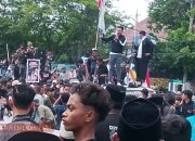 Ricuh, Polisi Tembakan Gas Air Mata Saat Aksi Demo di DPRD Sampang Tuntut Pilkades 9 IMG 20251028 195332