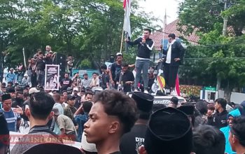 Ricuh, Polisi Tembakan Gas Air Mata Saat Aksi Demo di DPRD Sampang Tuntut Pilkades 3 IMG 20251028 195332