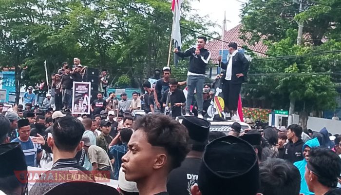 Ricuh, Polisi Tembakan Gas Air Mata Saat Aksi Demo di DPRD Sampang Tuntut Pilkades 6 Ricuh, Polisi Tembakan Gas Air Mata Saat Aksi Demo di DPRD Sampang Tuntut Pilkades