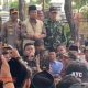 Temui Massa Aksi Demo, Wabup Ra Mahfud Didapuk Jadi Bupati Sampang Selanjutnya 1 Temui Massa Aksi Demo, Wabup Ra Mahfud Didapuk Jadi Bupati Sampang Selanjutnya