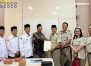 Berikan Kepastian Hukum atas Aset Wakaf, Kepala Kantor Pertanahan Kota Bogor Serahkan Sertipikat Tanah Wakaf