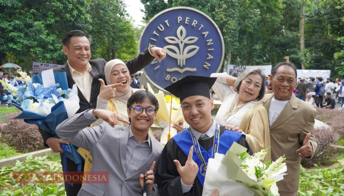Sulthan Fakhri Dien Cahyono Diwisuda TIN IPB 2025, Siap Rintis Usaha Roti Heri Cahyono: “Yang Penting Dia Bahagia dan Serius”