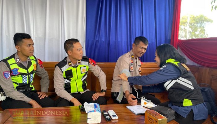 Sub Satgas Dokkes Polres Blora Lakukan Pemeriksaan Kesehatan Personel di Pospam Gereja Bethani