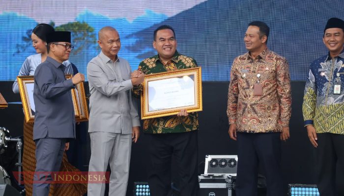 Bupati Blora Raih Penghargaan Nasional atas Inovasi Padi Organik pada Peringatan Hari Desa 2026