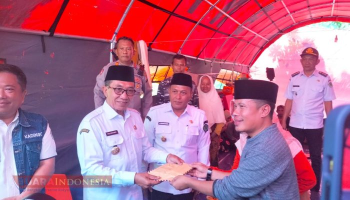 Bupati dan Wakil Bupati Pamekasan Tinjau dan Bantu Korban Longsor di Desa Sana Daya