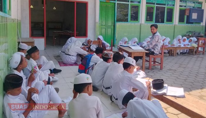 Belajar Secara Terbuka Dihalaman Sekolah Ketika Turun Hujan KBM Bubar