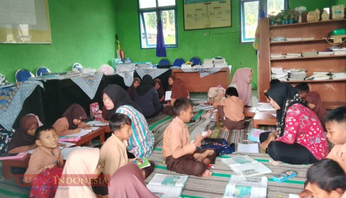 Siswa Kelas 1 Sampai 4 SDN Margantoko 1 Belajar Secara Lesehan Dilantai Ruang Perpustakaan