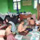 Siswa Kelas 1 Sampai 4 SDN Margantoko 1 Belajar Secara Lesehan Dilantai Ruang Perpustakaan