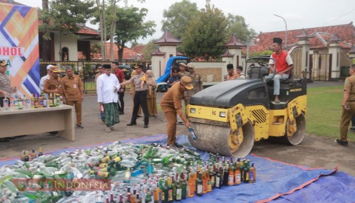 Jelang Ramadan, Bupati Pamekasan Musnahkan 2.937 Botol Minuman Keras
