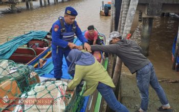 Personel Satpolairud Bantu Penumpang Naik-Turun Kapal di Pelabuhan