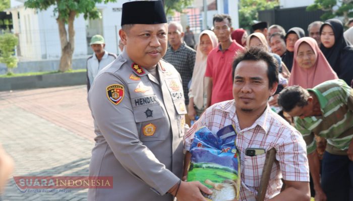 Polres Bagikan 800 Karung Beras Gratis untuk Ojol, Tukang Becak, dan PKL di Pamekasan