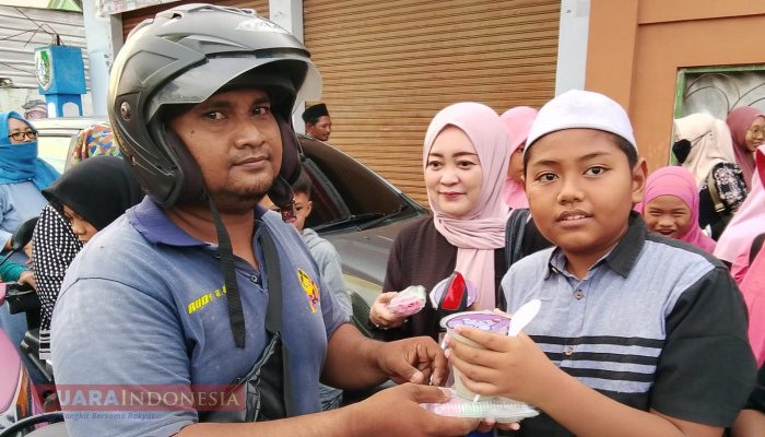 Siswa Kelas V A SDN GS 01 Bagikan Takjil Gratis dan Bukber Dari Hasil Tabungan Kas Kelas